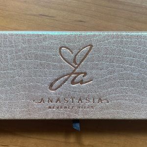 Jackie Aina Palette Anastasia Beverly Hills